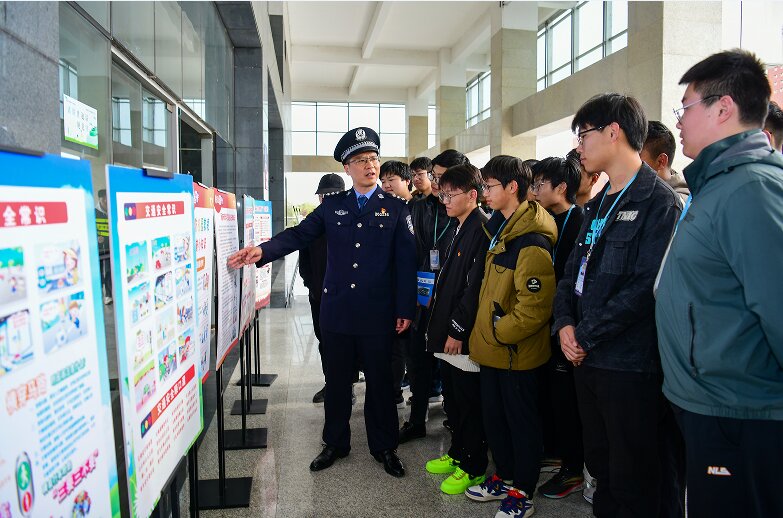 &nbsp; &nbsp; &nbsp;“今天这个活动开展得很好、很有必要，国家安全教育不是一朝一夕的事情。我们将国家安全融入日常教学，全校师生都认识到国家安全同每个人的生活都息息相关，维护国家安全是每个公民的责任。本次活动切实提高了师生的维护国家安全意识，起到了良好的警示教育作用。”盐城海洋职业学校副校长刘同胜表示，